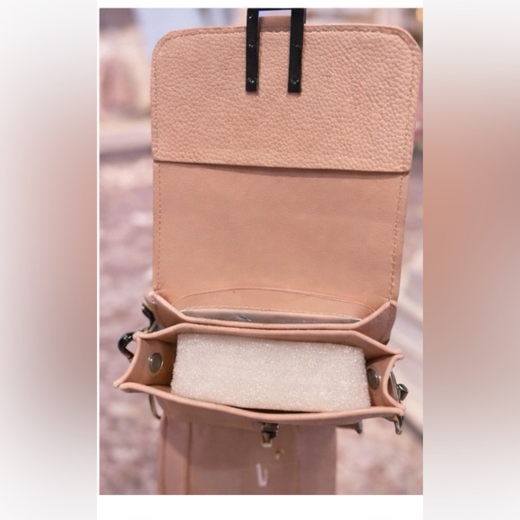 NWT-XOXO Blush Pink Crossbody/phone bag. - Picture 3 of 5